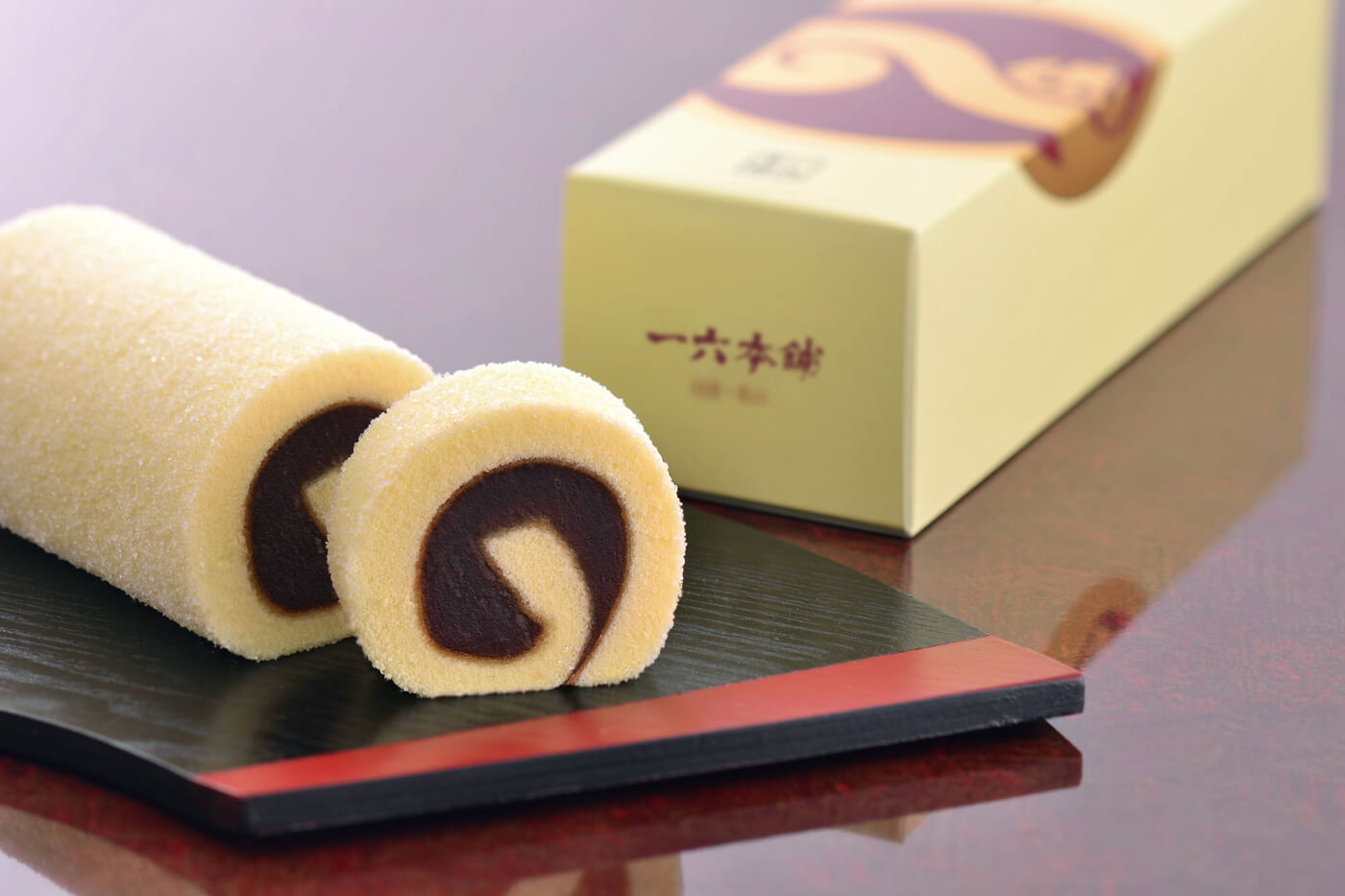 和洋菓子の製造販売を行う一六本舗を代表する「一六タルト」。愛媛県産の柚子と白双糖を加えたこしあんをやわらかなスポンジで巻いた伝統の菓子。