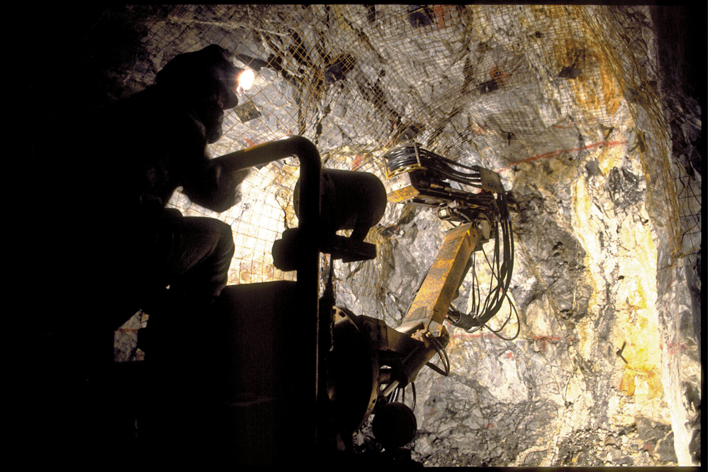 歴史ある鉱山運営や
新プロジェクト進行の資源事業