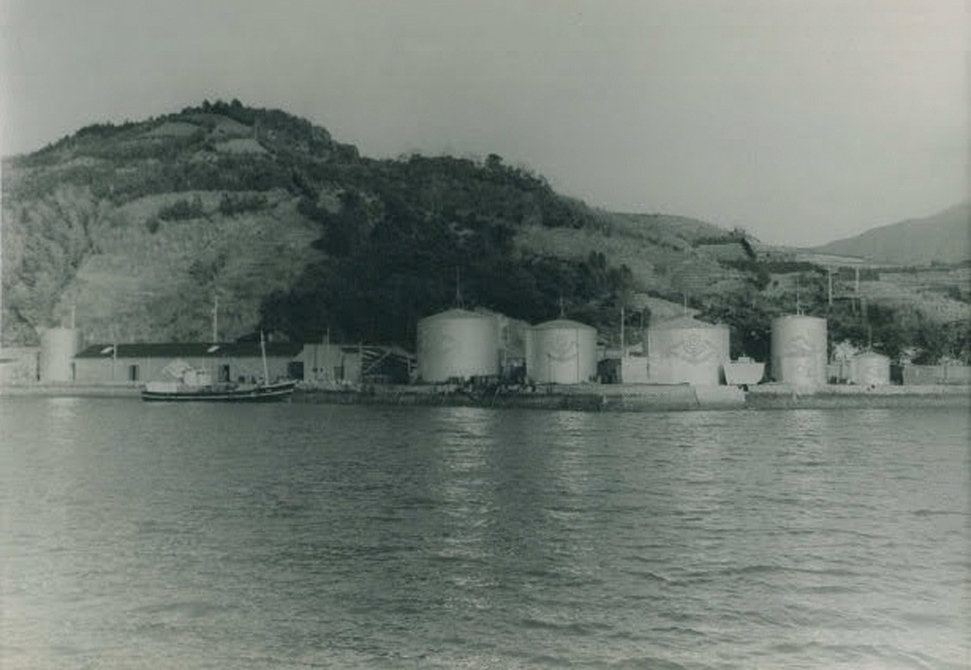 昭和2年2月に落成した宇和島油槽所。現在も石油配送の拠点として稼働中。
